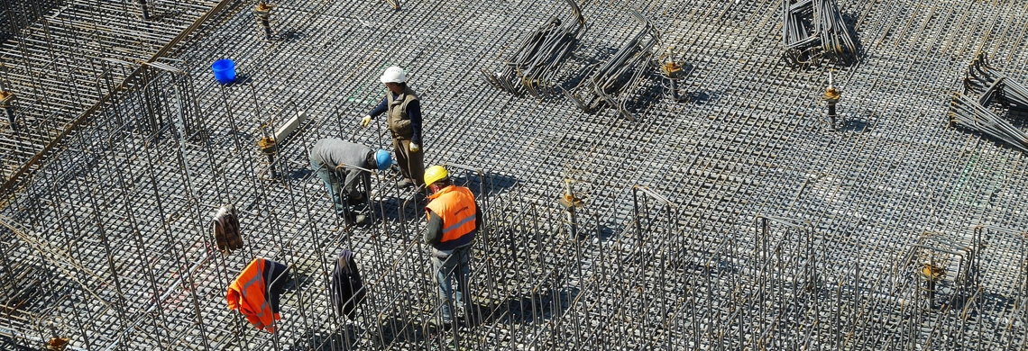 Symbolbild Arbeit: Bauarbeiter auf einer Baustelle